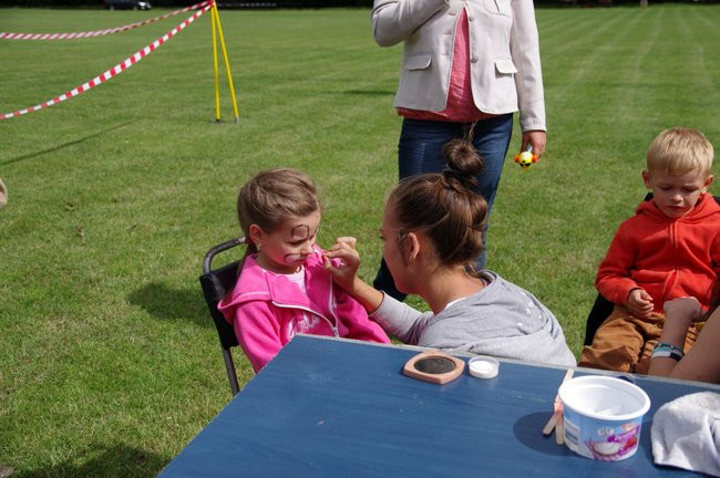 Kolorowo i wesoło powitali wakacje (zdjęcia)
