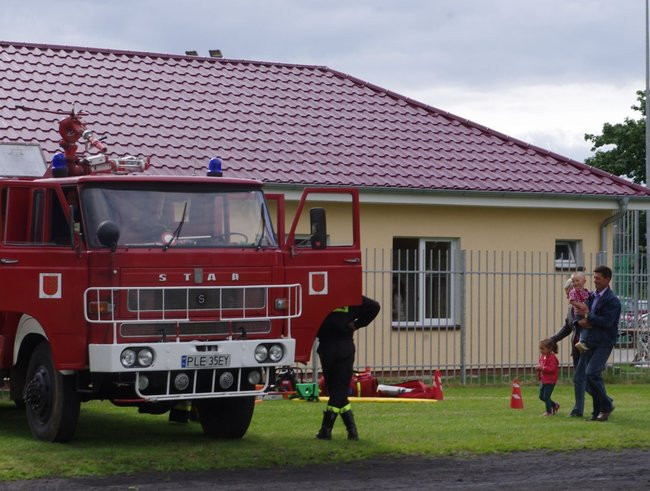Kolorowo i wesoło powitali wakacje (zdjęcia)