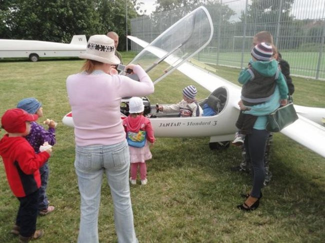 Kolorowo i wesoło powitali wakacje (zdjęcia)