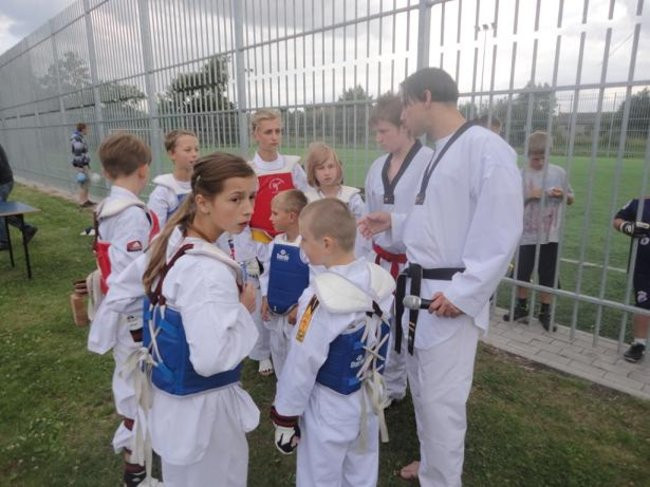 Kolorowo i wesoło powitali wakacje (zdjęcia)