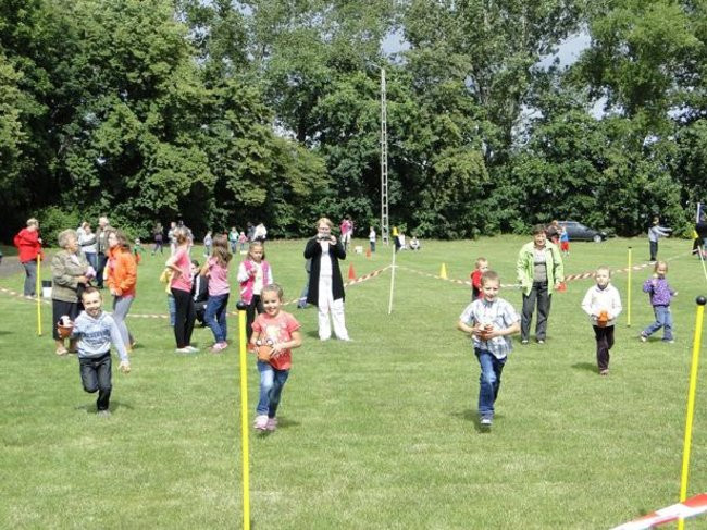 Kolorowo i wesoło powitali wakacje (zdjęcia)