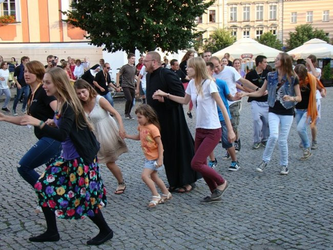 Religijne spotkanie na rynku (zdjęcia, wideo)