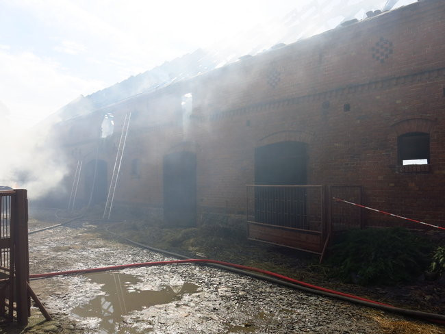 Ogień przeszył dach (dźwięk, wideo i zdjęcia)