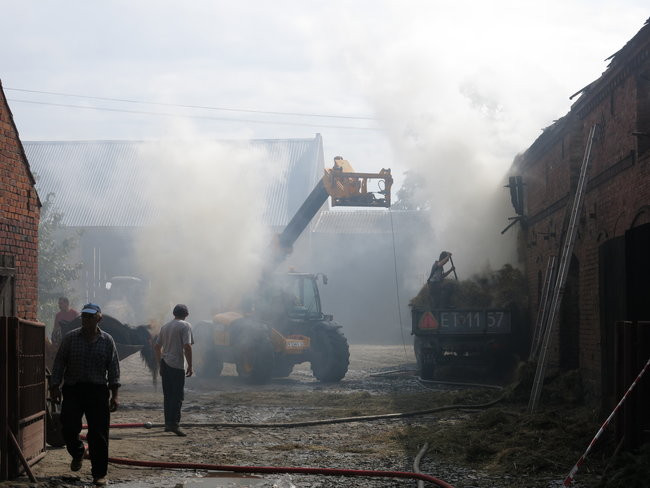 Ogień przeszył dach (dźwięk, wideo i zdjęcia)