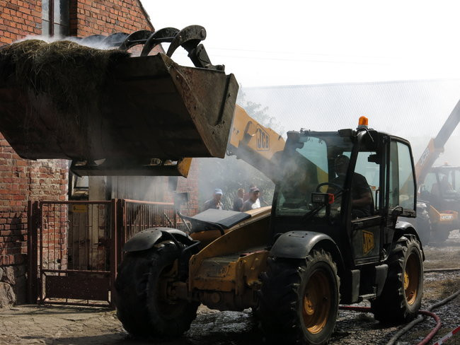 Ogień przeszył dach (dźwięk, wideo i zdjęcia)