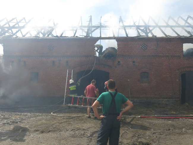 Ogień przeszył dach (dźwięk, wideo i zdjęcia)