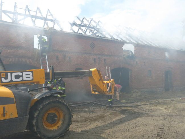 Ogień przeszył dach (dźwięk, wideo i zdjęcia)