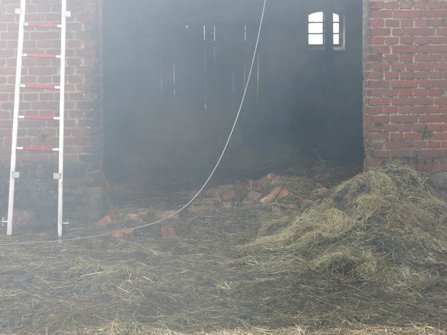 Ogień przeszył dach (dźwięk, wideo i zdjęcia)