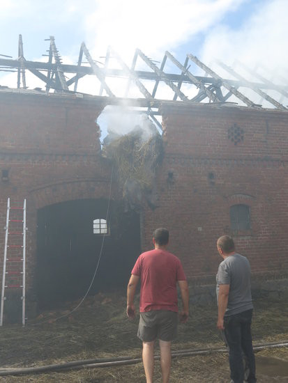 Ogień przeszył dach (dźwięk, wideo i zdjęcia)