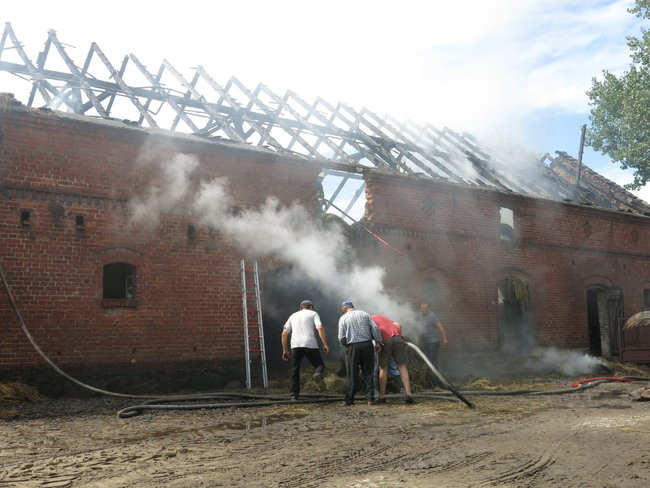 Ogień przeszył dach (dźwięk, wideo i zdjęcia)