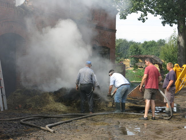 Ogień przeszył dach (dźwięk, wideo i zdjęcia)
