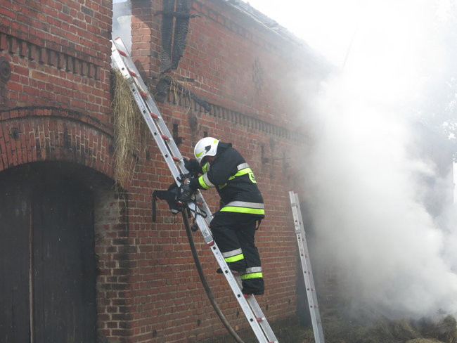 Ogień przeszył dach (dźwięk, wideo i zdjęcia)