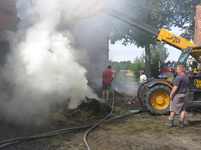 Ogień przeszył dach (dźwięk, wideo i zdjęcia)