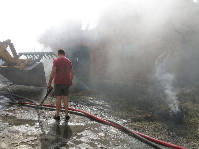 Ogień przeszył dach (dźwięk, wideo i zdjęcia)