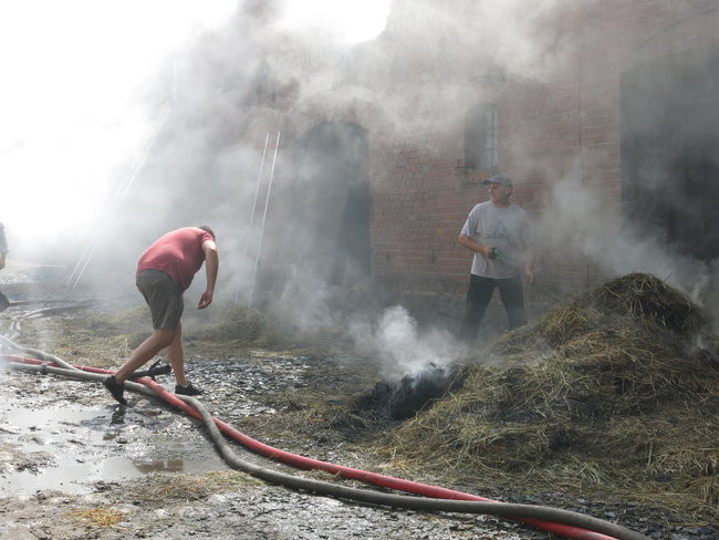 Ogień przeszył dach (dźwięk, wideo i zdjęcia)