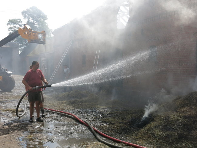 Ogień przeszył dach (dźwięk, wideo i zdjęcia)
