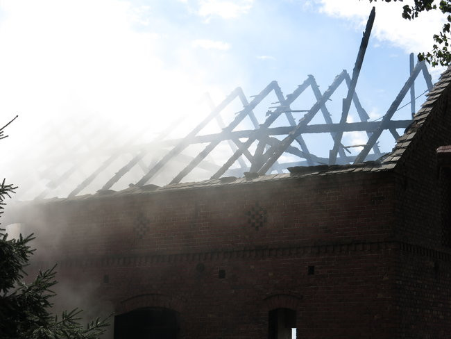 Ogień przeszył dach (dźwięk, wideo i zdjęcia)