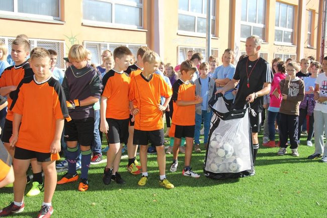 Pierwszy mecz na nowym boisku (zdjęcia)