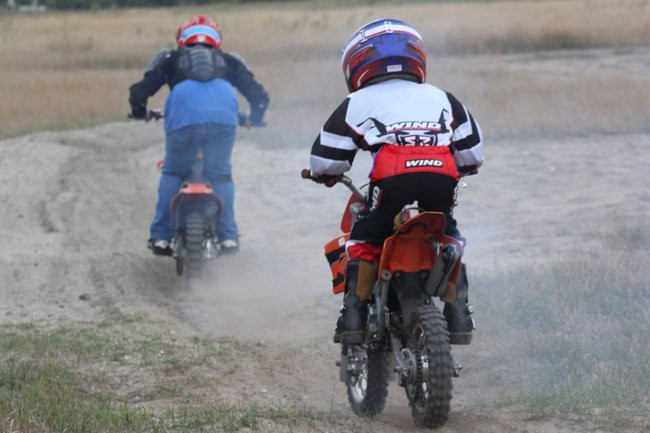 Maluchy na motocrossie (zdjęcia)