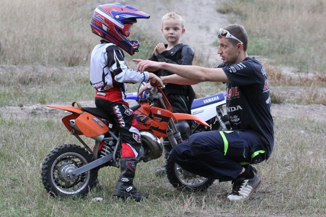 Maluchy na motocrossie (zdjęcia)