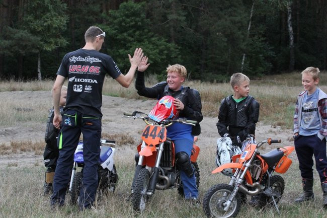 Maluchy na motocrossie (zdjęcia)