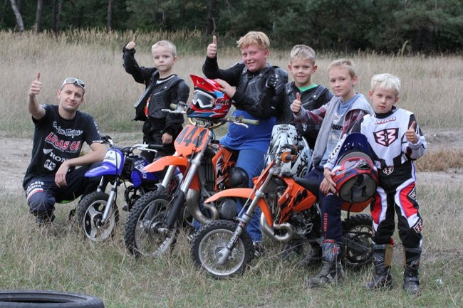 Maluchy na motocrossie (zdjęcia)