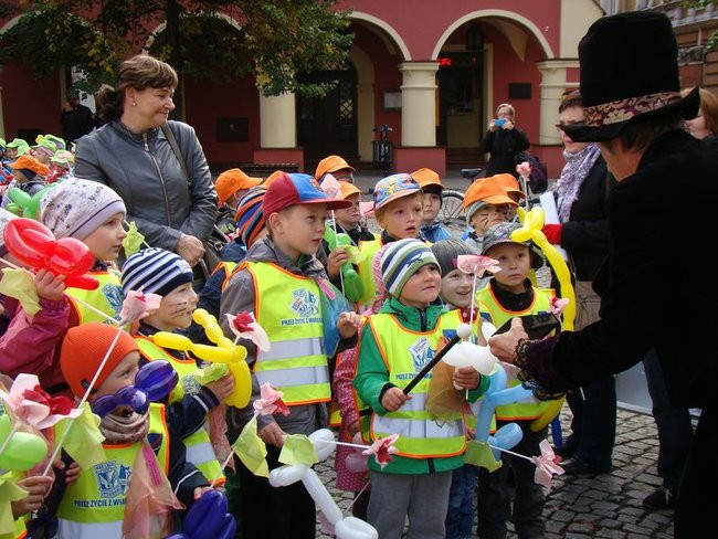 Przedszkolaki opanowały rynek (dużo zdjęć)