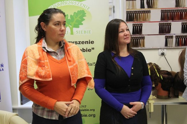 Oddają włosy dla chorych na raka (zdjęcia)