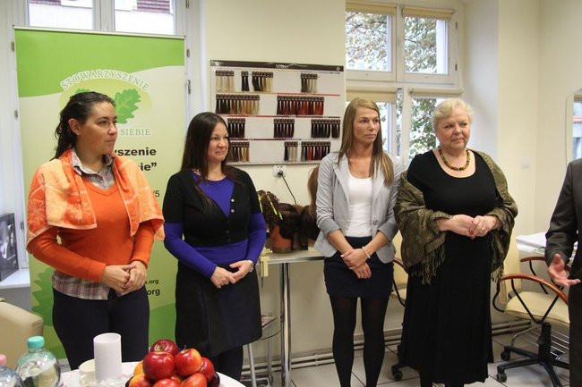 Oddają włosy dla chorych na raka (zdjęcia)