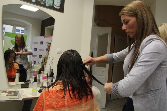 Oddają włosy dla chorych na raka (zdjęcia)