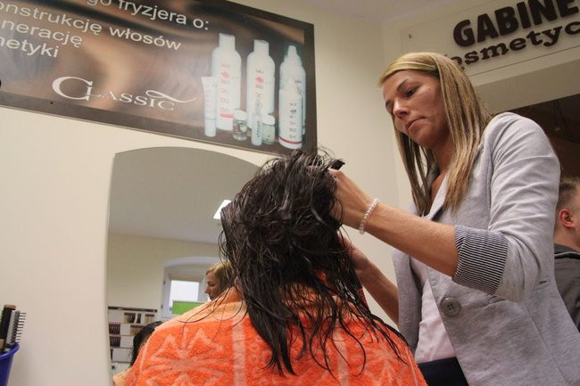 Oddają włosy dla chorych na raka (zdjęcia)