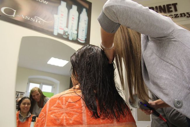 Oddają włosy dla chorych na raka (zdjęcia)