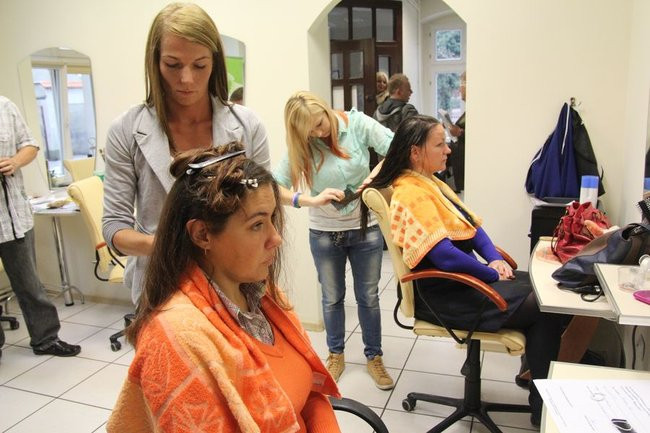 Oddają włosy dla chorych na raka (zdjęcia)