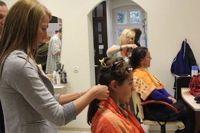 Oddają włosy dla chorych na raka (zdjęcia)