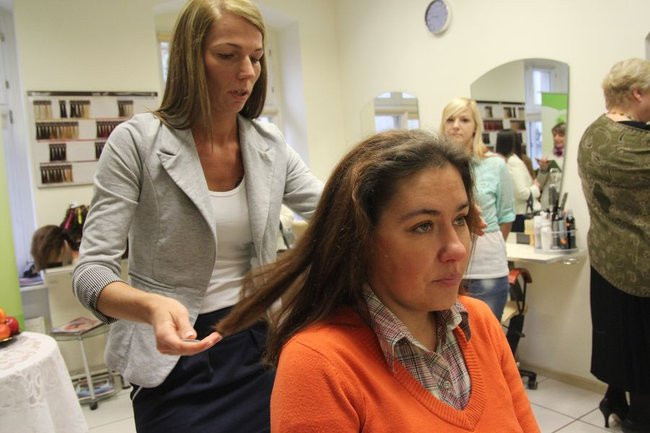 Oddają włosy dla chorych na raka (zdjęcia)