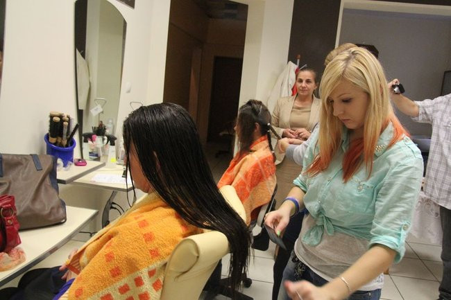 Oddają włosy dla chorych na raka (zdjęcia)