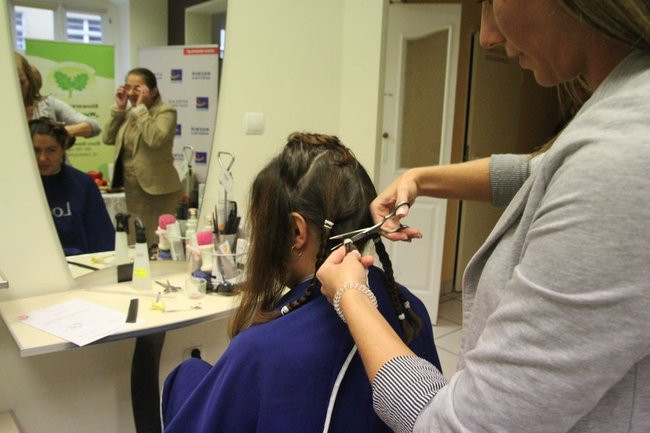 Oddają włosy dla chorych na raka (zdjęcia)