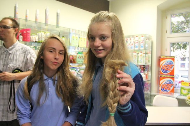 Oddają włosy dla chorych na raka (zdjęcia)