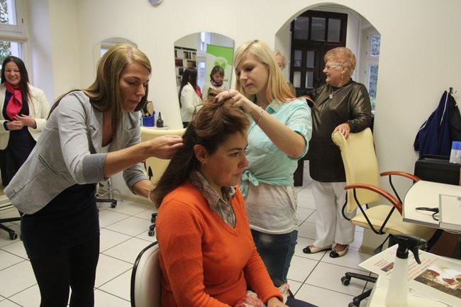 Oddają włosy dla chorych na raka (zdjęcia)