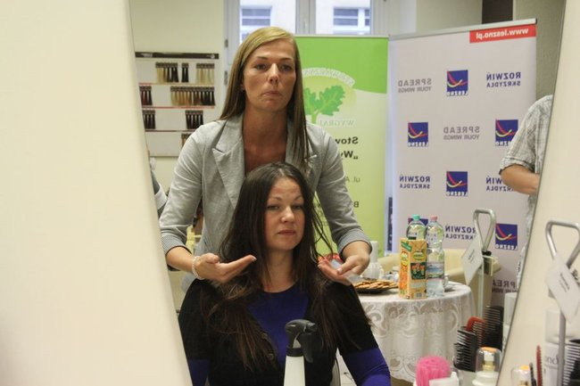 Oddają włosy dla chorych na raka (zdjęcia)