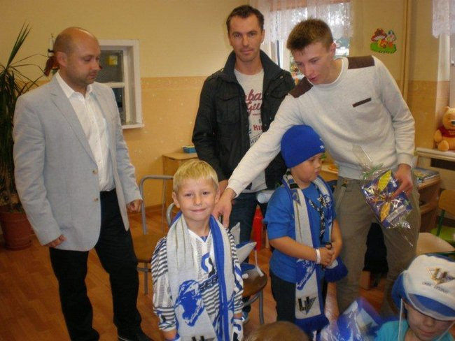 Żużlowiec u przedszkolaków (zdjęcia)