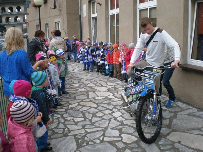 Żużlowiec u przedszkolaków (zdjęcia)