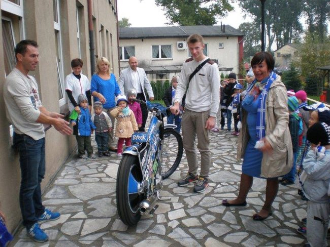 Żużlowiec u przedszkolaków (zdjęcia)