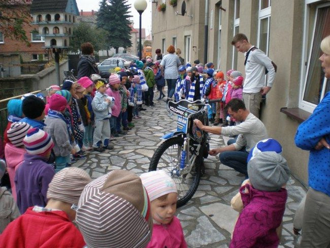 Żużlowiec u przedszkolaków (zdjęcia)