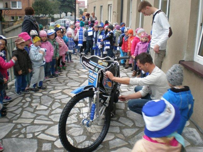 Żużlowiec u przedszkolaków (zdjęcia)