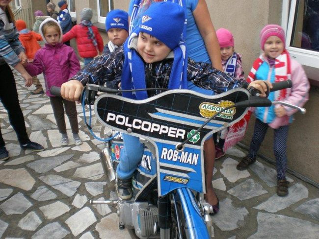 Żużlowiec u przedszkolaków (zdjęcia)