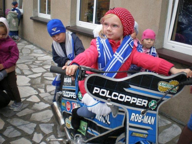 Żużlowiec u przedszkolaków (zdjęcia)