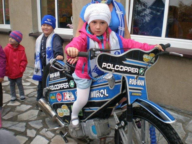 Żużlowiec u przedszkolaków (zdjęcia)