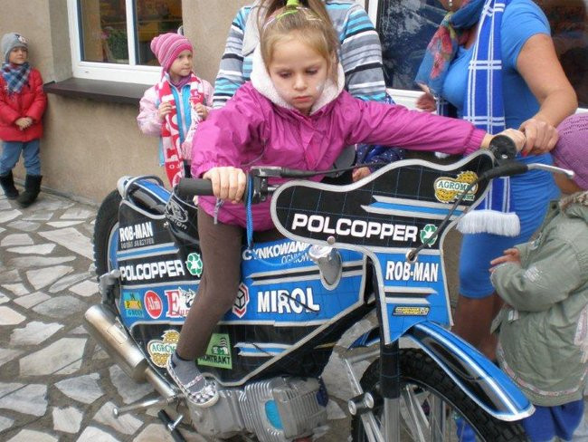 Żużlowiec u przedszkolaków (zdjęcia)