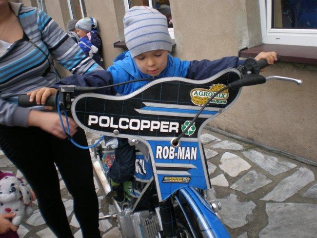 Żużlowiec u przedszkolaków (zdjęcia)